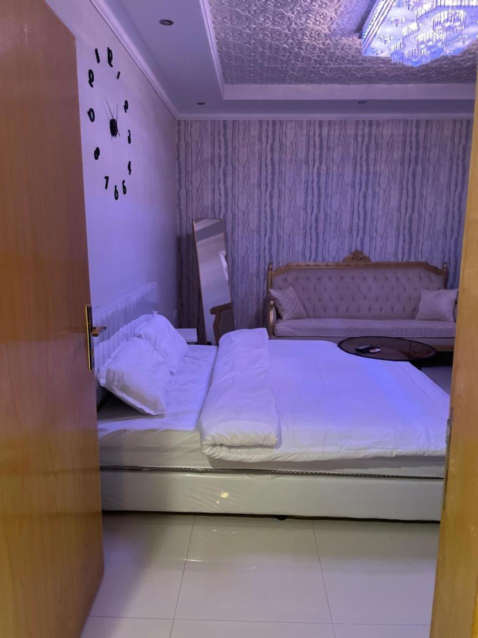 Famous Homes Apartment